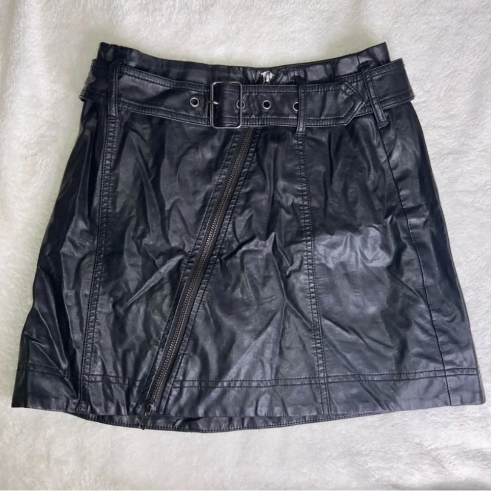 The Free People Feelin' Fresh Black Vegan Leather Mini Skirt Sz‎ 2 Wrinkly EUC